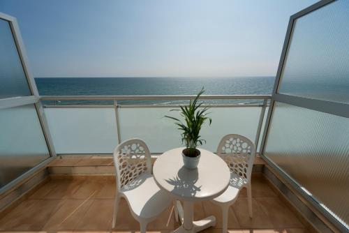 Habitación Cuádruple con vistas al mar del hotel 4r Miramar Calafell. Foto 3