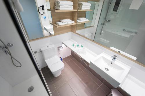 Habitación Triple Estándar del hotel Augustus. Foto 3