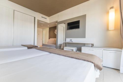 Habitación familiar Balcón o Terraza 4 camas individuales del hotel Augustus. Foto 4