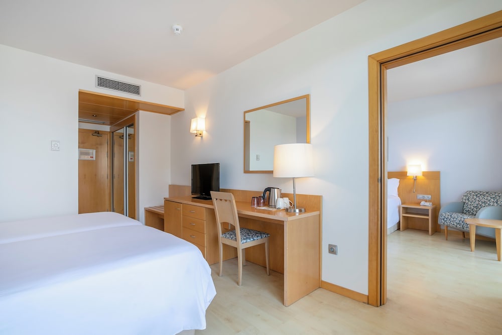 Habitación Conectada con Vistas a la Ciudad del hotel Sol Port Cambrils. Foto 6