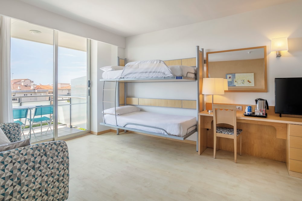 Junior Suite con Vistas al Mar del hotel Sol Port Cambrils. Foto 2