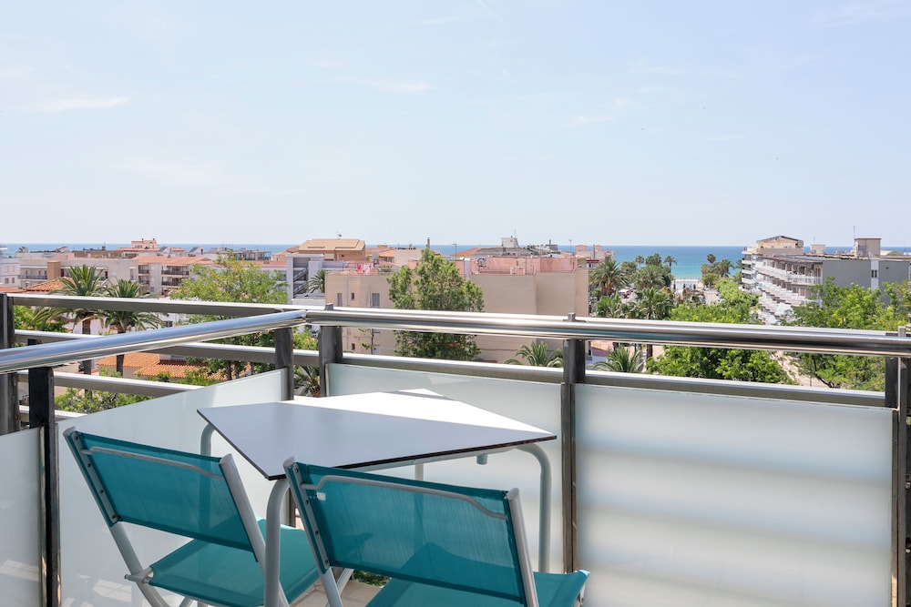 Junior Suite con Vistas al Mar del hotel Sol Port Cambrils. Foto 5