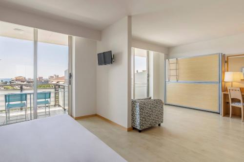 Suite Junior con vistas al mar del hotel Sol Port Cambrils. Foto 1
