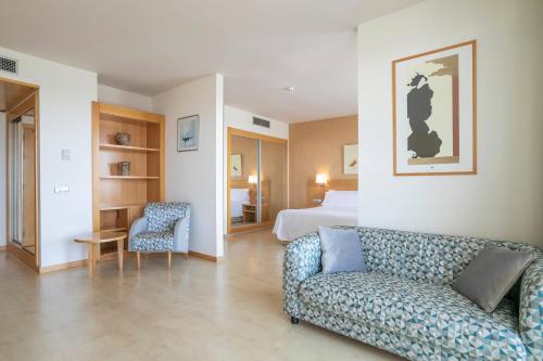 Suite Junior con vistas al mar del hotel Sol Port Cambrils. Foto 2