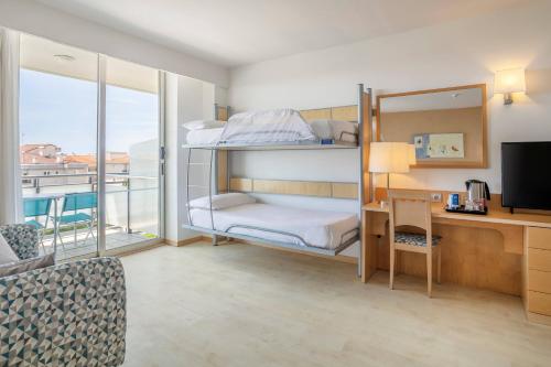 Suite Junior con vistas al mar del hotel Sol Port Cambrils. Foto 3