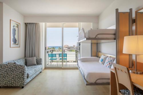 Suite Junior con vistas al mar del hotel Sol Port Cambrils. Foto 4