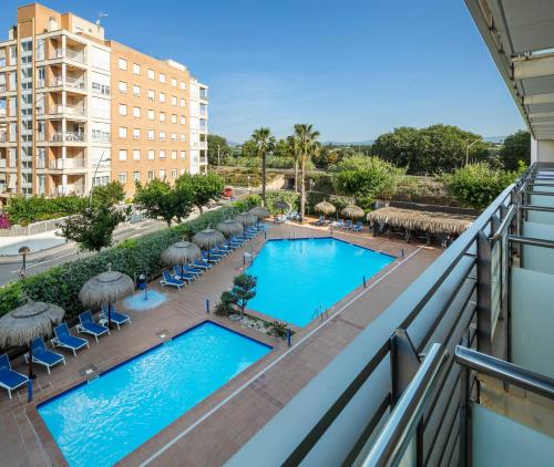 Habitación Estándar con vistas a la piscina del hotel Sol Port Cambrils. Foto 4