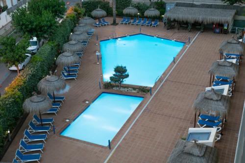 Habitación Estándar con vistas a la piscina del hotel Sol Port Cambrils. Foto 5