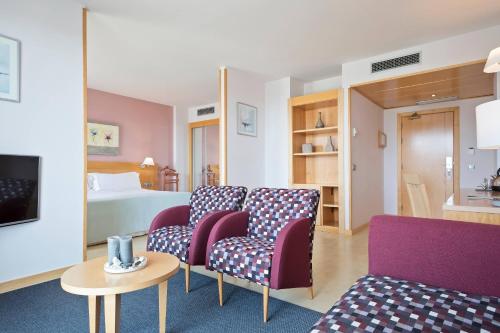 Suite SOL con Vistas al Mar del hotel Sol Port Cambrils. Foto 1