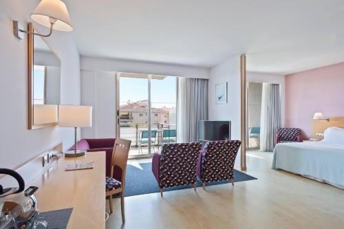 Suite SOL con Vistas al Mar del hotel Sol Port Cambrils. Foto 2
