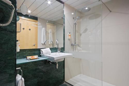 Habitación Familiar Comunicada con vistas a la piscina del hotel Sol Port Cambrils. Foto 1