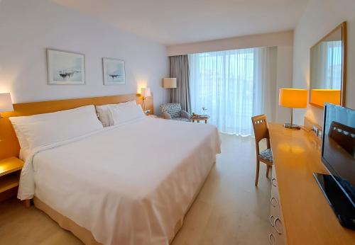 Habitación Familiar Comunicada con vistas a la piscina del hotel Sol Port Cambrils. Foto 4