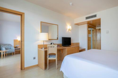 Habitación Familiar Comunicada con vistas a la piscina del hotel Sol Port Cambrils. Foto 5