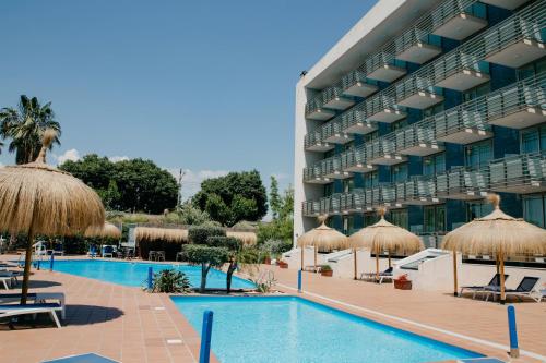 Habitación Familiar Comunicada con vistas a la piscina del hotel Sol Port Cambrils. Foto 6