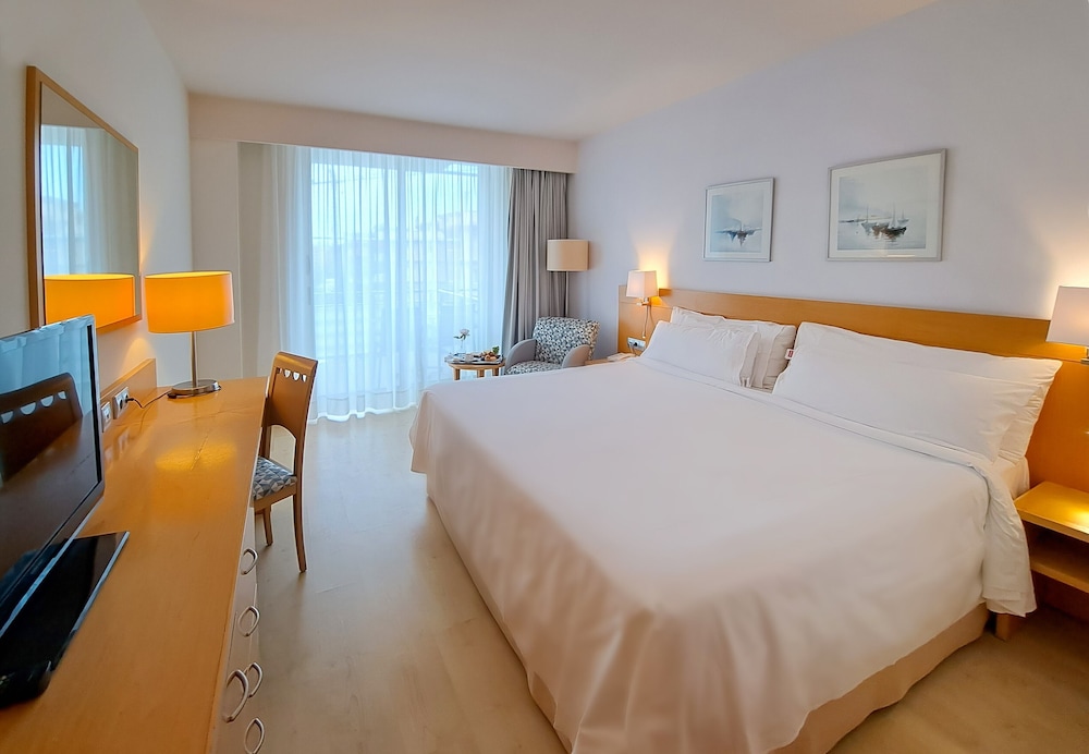 Habitación Familiar Conectada con Vistas a la Piscina del hotel Sol Port Cambrils