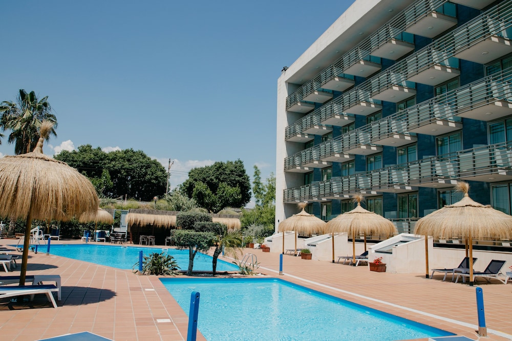 Habitación Familiar Conectada con Vistas a la Piscina del hotel Sol Port Cambrils. Foto 4