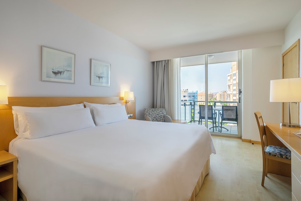 Habitación Familiar Conectada con Vistas a la Piscina del hotel Sol Port Cambrils. Foto 5