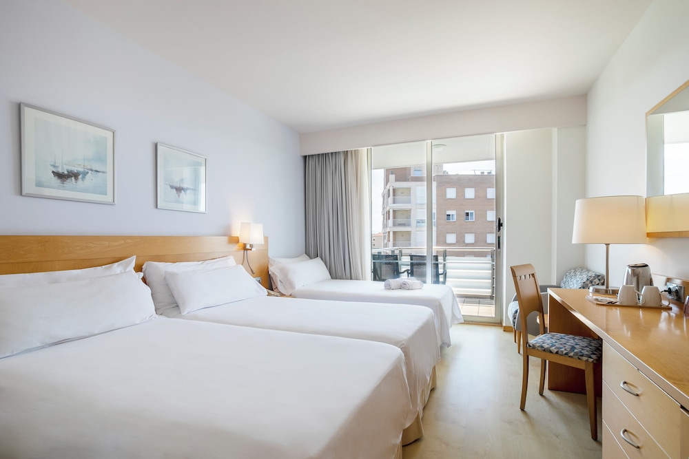 Habitación Estándar con vistas a la ciudad del hotel Sol Port Cambrils. Foto 2