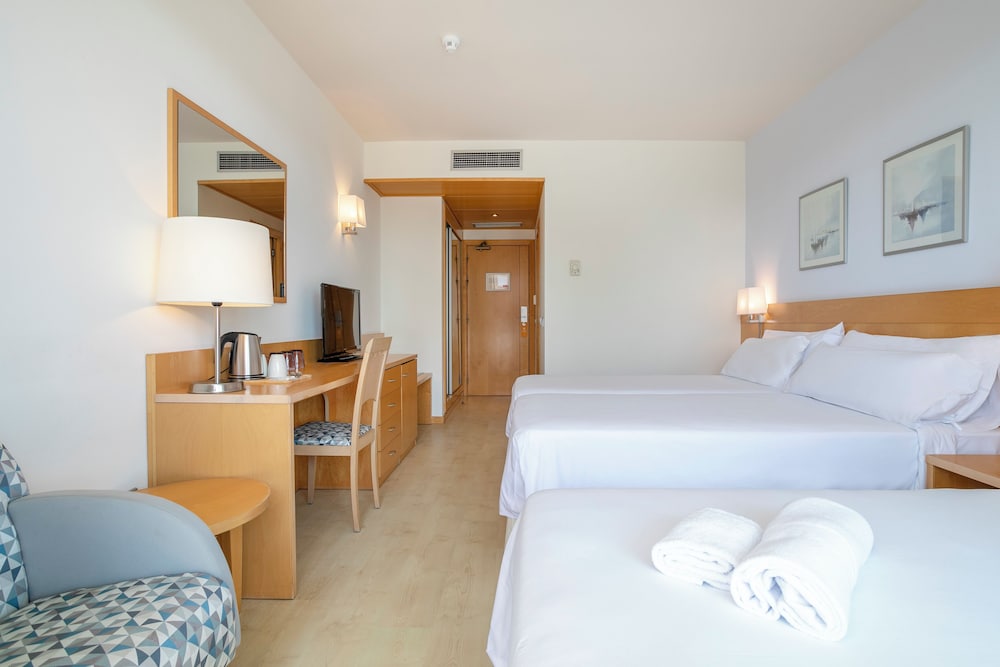 Habitación Estándar con vistas a la ciudad del hotel Sol Port Cambrils. Foto 3