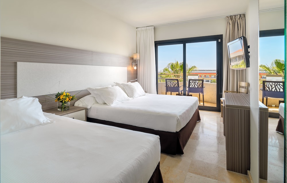 Habitación Doble con vistas a la piscina del hotel H10 Cambrils Playa