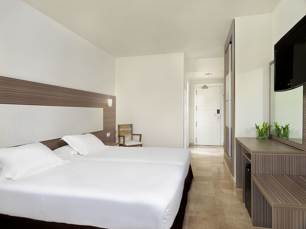 Habitación Doble con vistas a la piscina del hotel H10 Cambrils Playa. Foto 3