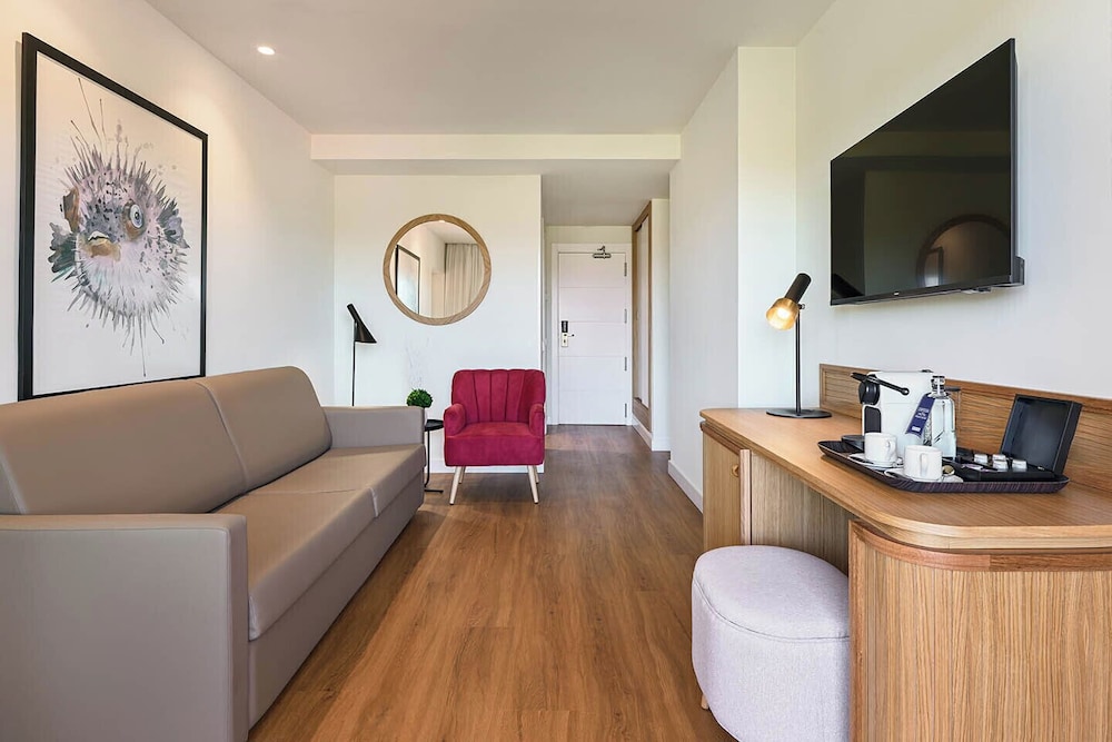 Suite Junior del hotel H10 Cambrils Playa. Foto 3