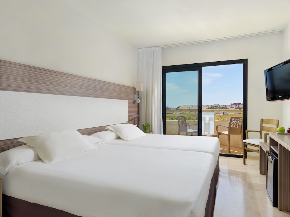 Habitación Familiar Básica del hotel H10 Cambrils Playa