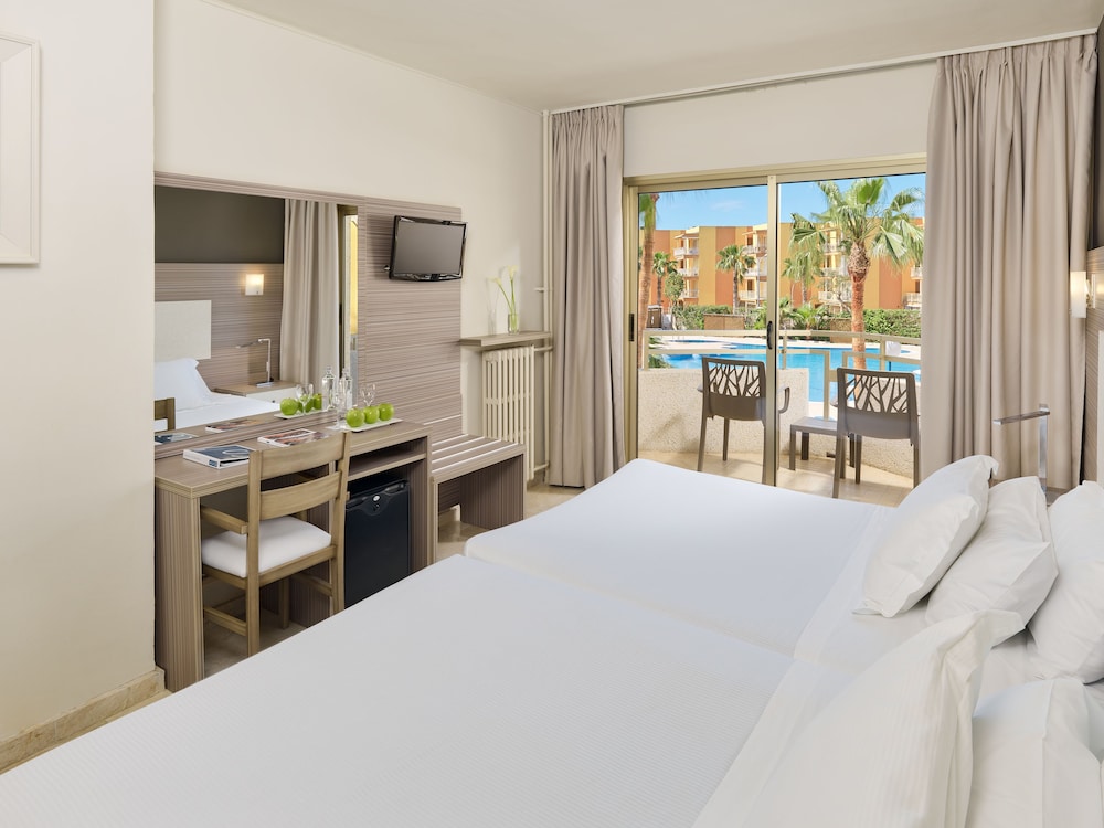 Habitación Familiar Básica del hotel H10 Cambrils Playa. Foto 3