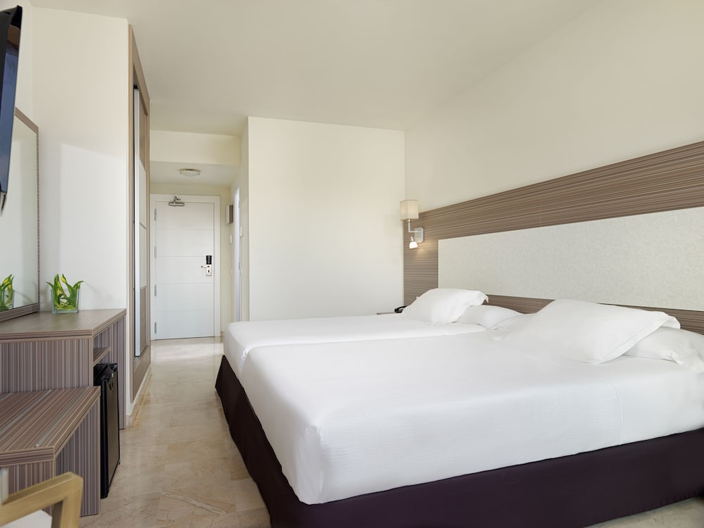 Habitación Familiar Básica del hotel H10 Cambrils Playa. Foto 4
