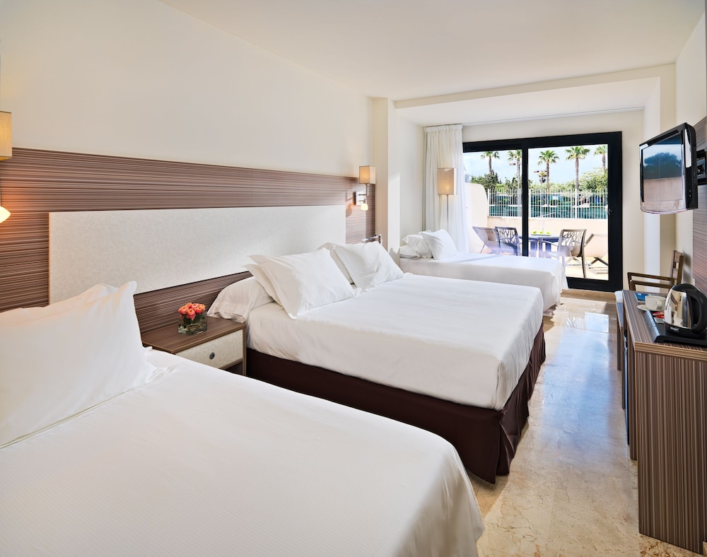 Habitación Familiar con terraza del hotel H10 Cambrils Playa