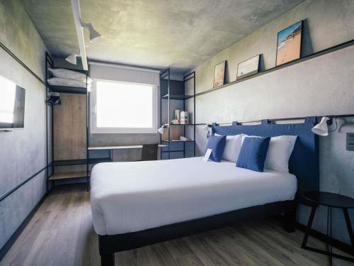 Habitación Superior - 1 cama grande del hotel Ibis Barcelona Castelldefels. Foto 4