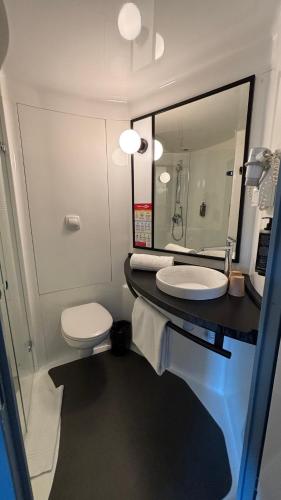 Habitación Superior - 1 cama grande del hotel Ibis Barcelona Castelldefels. Foto 15