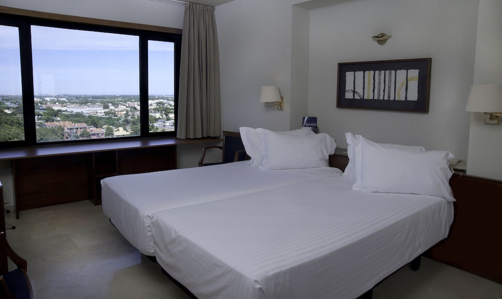 Habitación ejecutiva con 1 cama doble o 2 individuales del hotel Gran Rey Don Jaime. Foto 3
