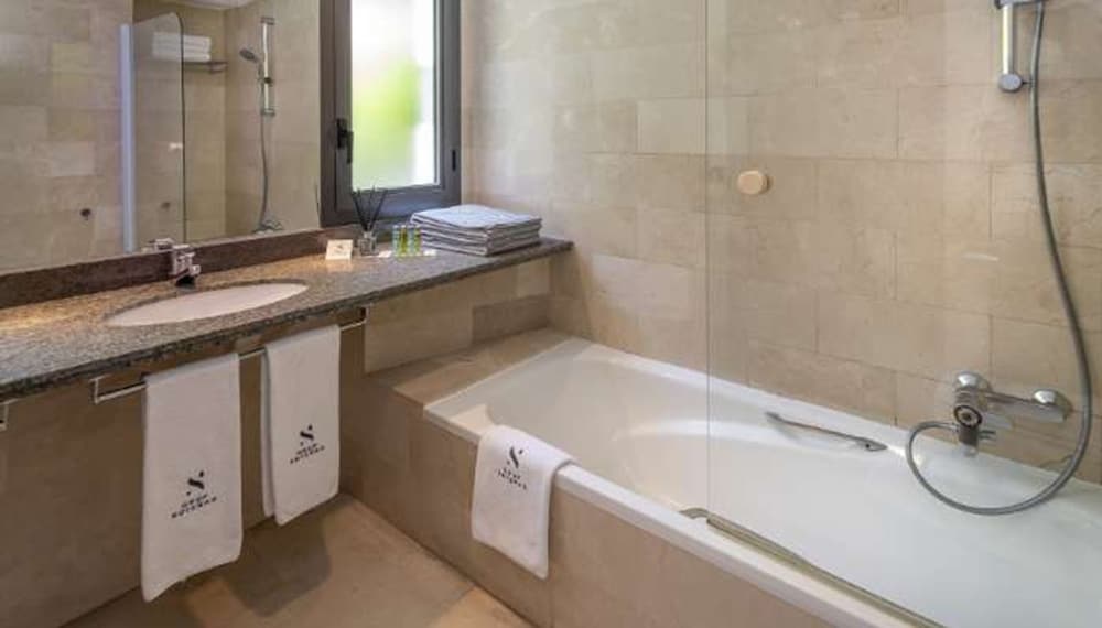 Habitación ejecutiva con 1 cama doble o 2 individuales del hotel Gran Rey Don Jaime. Foto 8