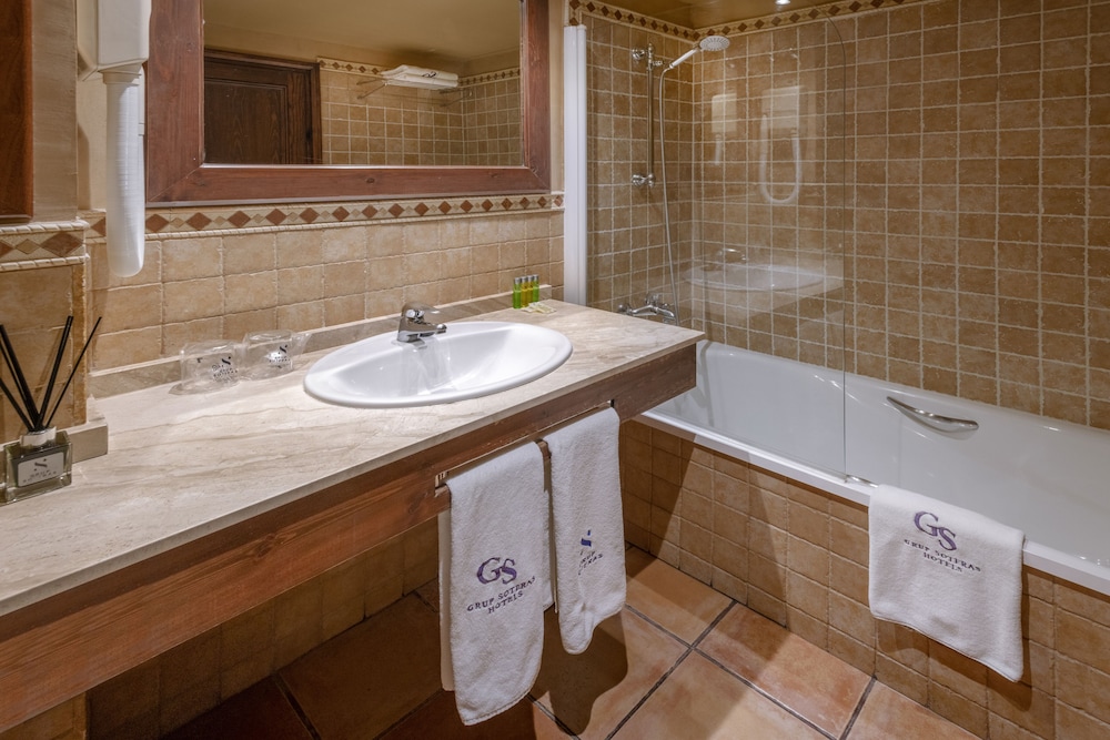 Habitación con 1 cama doble o 2 individuales, balcón del hotel Gran Rey Don Jaime. Foto 3