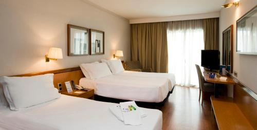 Habitación triple 3 camas individuales Normal del hotel Ciudad De Castelldefels. Foto 1
