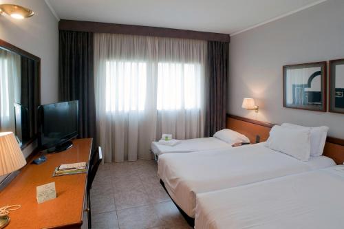 Habitación triple 3 camas individuales Normal del hotel Ciudad De Castelldefels. Foto 2