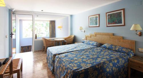 Habitación Familiar del hotel Palas Pineda. Foto 7