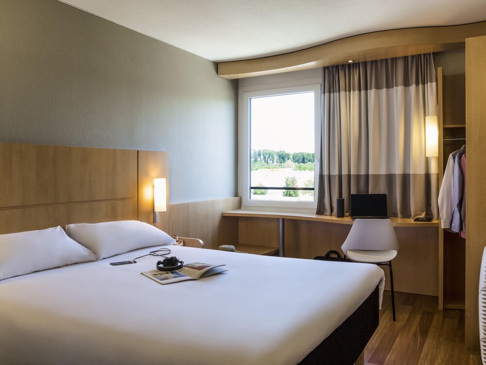 Habitación con cama doble de 160x200 cm con nueva ropa de cama del hotel Ibis Lausanne Crissier
