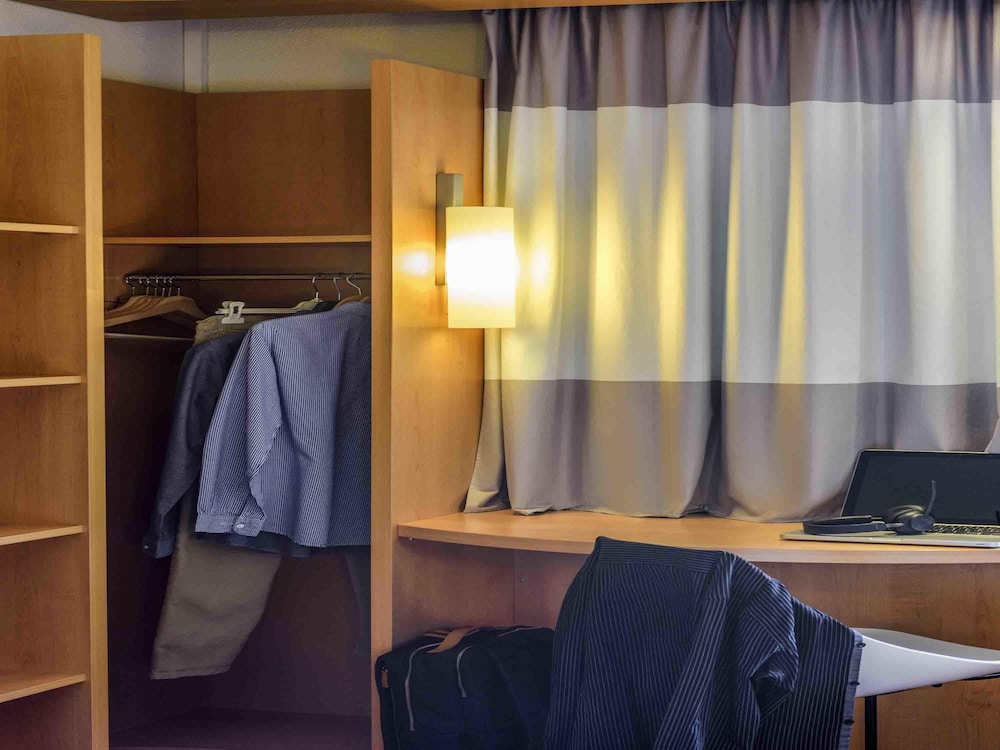 Habitación con cama doble de 160x200 cm con nueva ropa de cama del hotel Ibis Lausanne Crissier. Foto 1