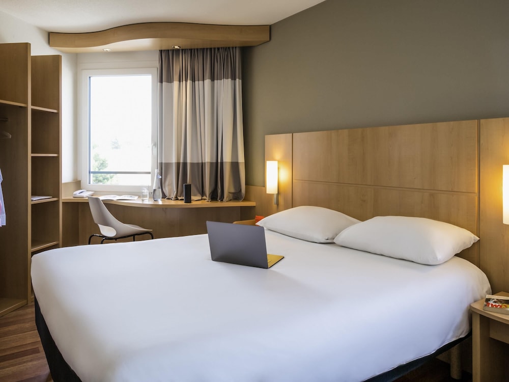 Habitación con cama doble de 160x200 cm con nueva ropa de cama del hotel Ibis Lausanne Crissier. Foto 3