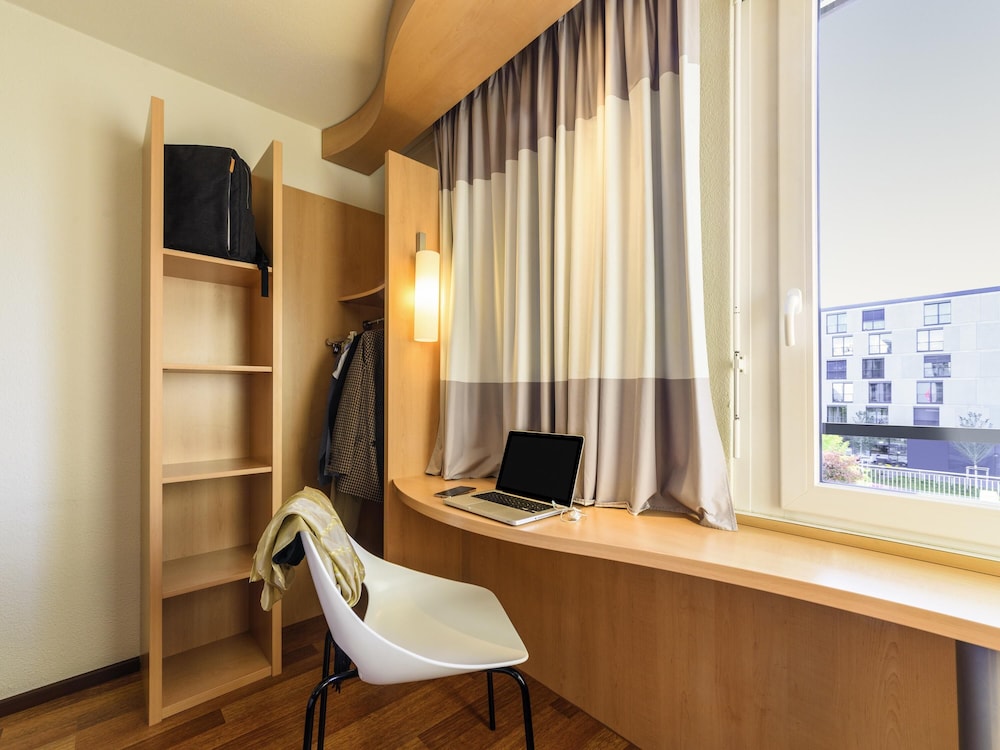 Habitación con dos camas individuales de 80x200 cm con nueva ropa de cama del hotel Ibis Lausanne Crissier. Foto 3