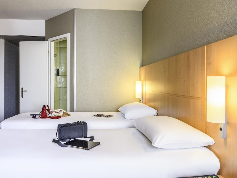Habitación con dos camas individuales de 80x200 cm con nueva ropa de cama del hotel Ibis Lausanne Crissier. Foto 5