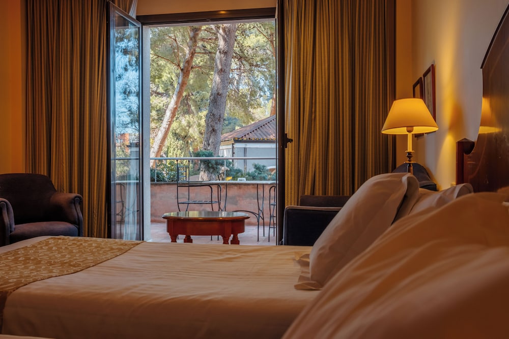 Habitación clásica con 1 cama doble o 2 individuales, balcón del hotel Termes Montbrio. Foto 4