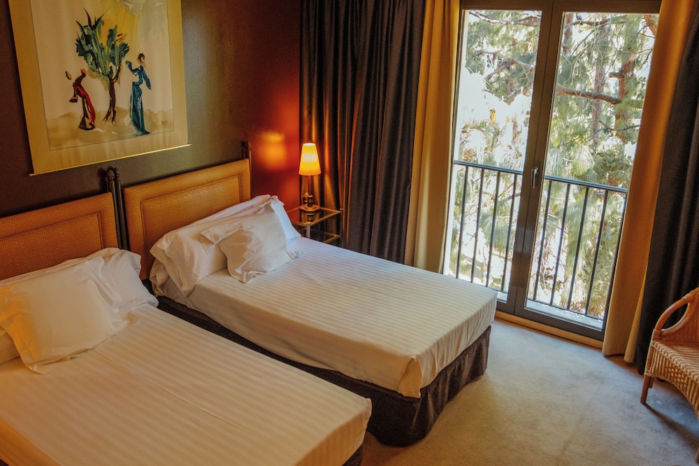 Habitación Premium con 1 cama doble o 2 individuales, balcón del hotel Termes Montbrio. Foto 6