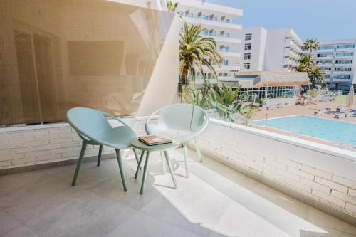 Habitación Triple con vistas a la piscina del hotel Jaime I