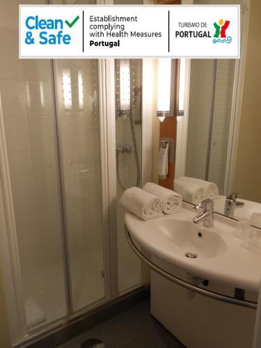 Habitación Doble Estándar - No fumadores del hotel Ibis Porto Centro São Bento. Foto 15