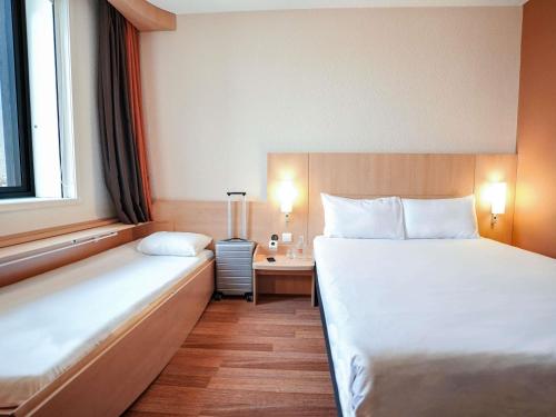Habitación Estándar - 1 cama doble y 1 cama individual - No fumadores del hotel Ibis Porto Centro São Bento. Foto 1
