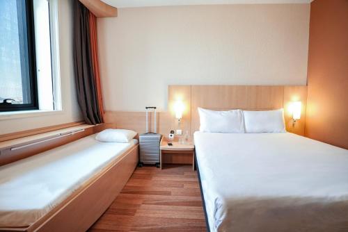 Habitación Estándar - 1 cama doble y 1 cama individual - No fumadores del hotel Ibis Porto Centro São Bento. Foto 3