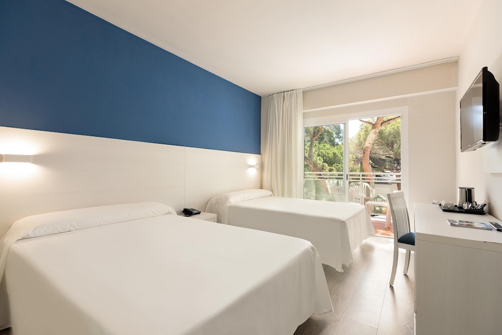 Habitación triple Balcón o Terraza Con Vistas 3 camas individuales del hotel Best Oasis Park. Foto 13